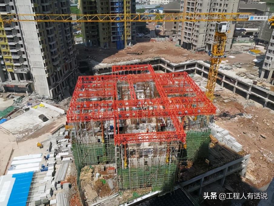 最新造樓機(jī)，小巷中的神秘建筑奇跡誕生記