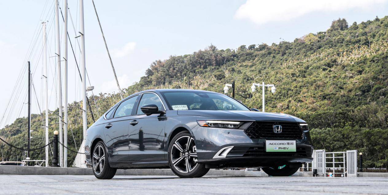 雅閣全新車型，一路前行，自信成就夢(mèng)想之旅的探索者