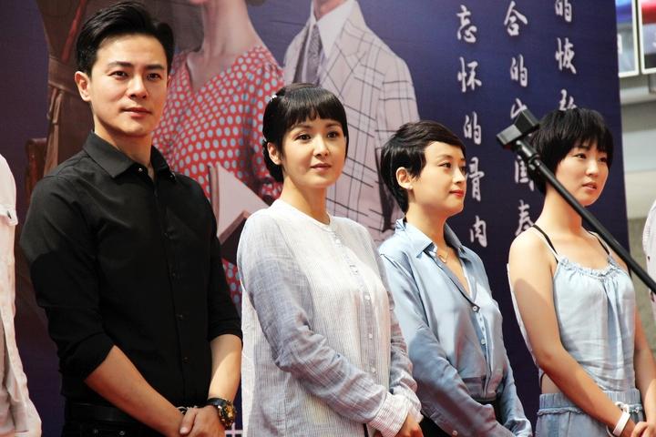 演員黃曼與自然美景的浪漫邂逅，美景與演技的雙重魅力展示圖片集